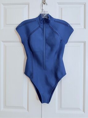GIGI C Perforated Royal Blue Short-Sleeve Surf Suit 💙 Size Medium